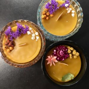 Świeca w Kuli Szklanej z Naturalnym Woskiem Pszczelim i Suszonymi Kwiatami - Elegancka Esencja Natury.